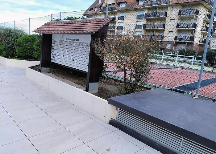 Ambiance Marine, Bel Avec Vue Mer, Balcon, Piscine Et Tennis * Cabourg